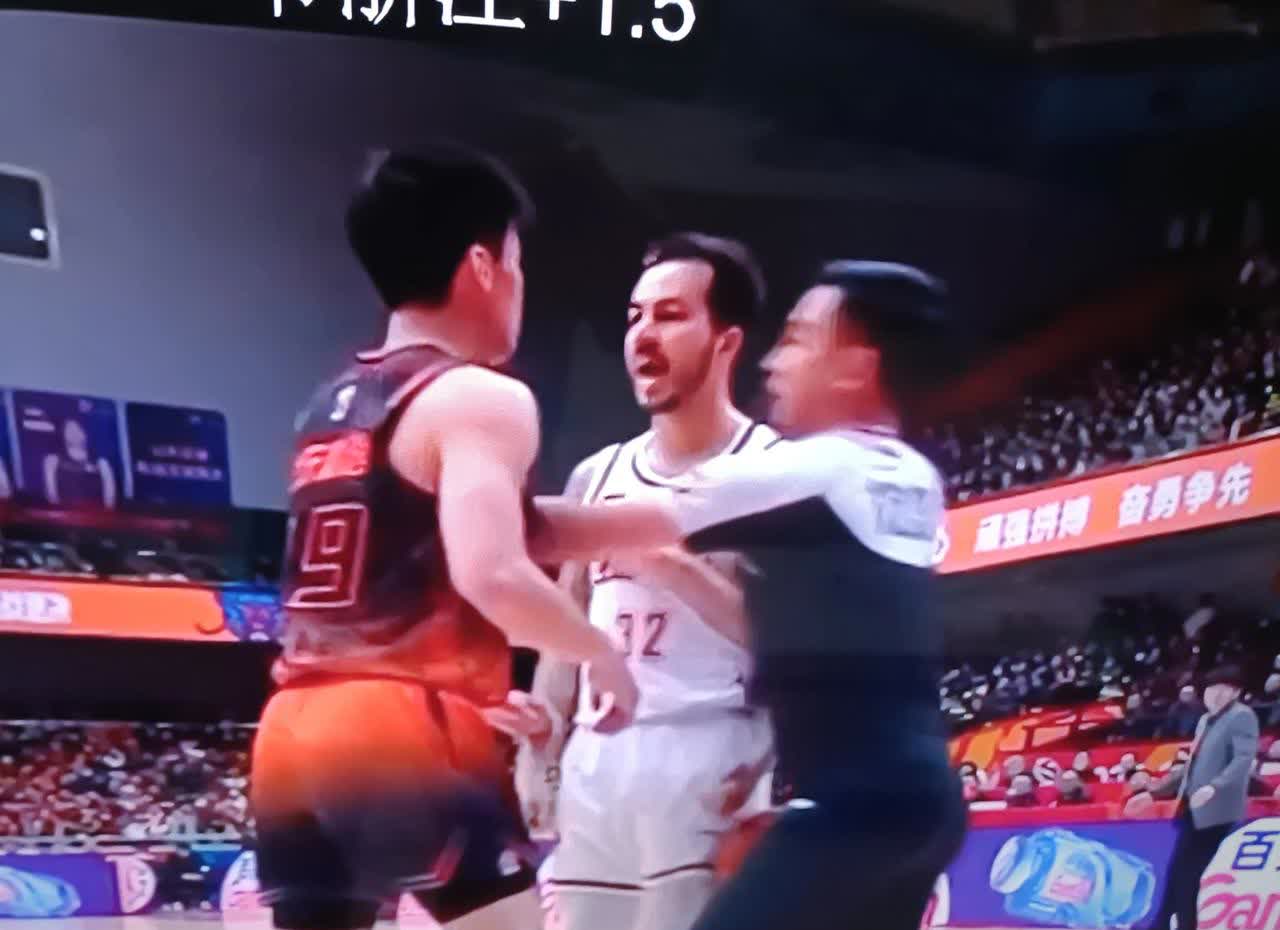 双方球员在激烈对抗中展现出顶尖水平